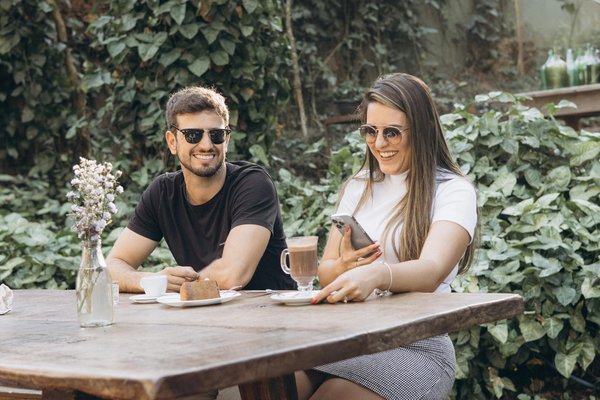 Comment Élever Votre Maquillage Naturel de Jour en un Look Éblouissant pour la Soirée