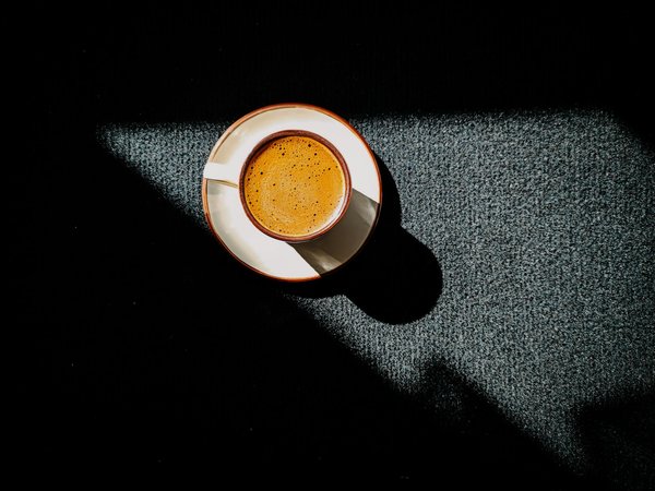 Analyse Créative et Détaillée d'une Une de Magazine de Mode