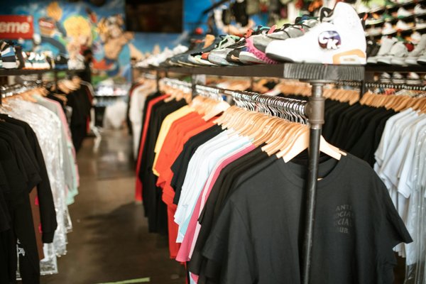 Upcycling Magique : Redonnez Vie à Vos Vieux VêtementsAvec Style